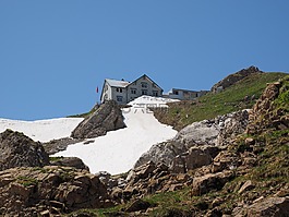 棚屋,山上的小屋,通過