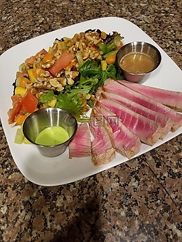 烤金枪鱼,沙拉,芥末浸渍调味料