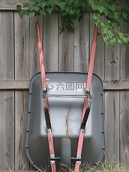 獨(dú)輪車,籬笆,木
