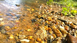 河岸邊,鵝卵石,水