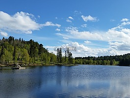 在前景,湖,藍(lán)藍(lán)的天空