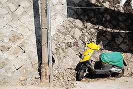 路燈,墻,摩托車