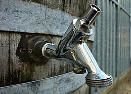 自來(lái)水,水龍頭,桶