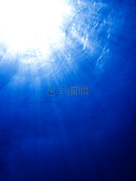 下面,在下面,藍色