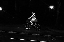 騎單車的男子,夜,馬