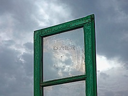 窗口,灰色的天空,威脅