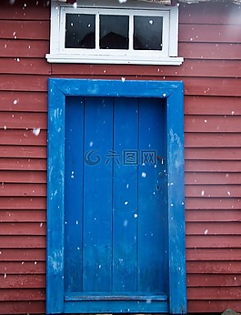 藍(lán)色的門,紅色的墻,它下雪