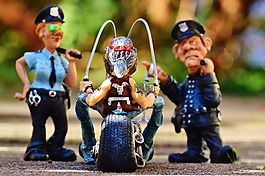 騎自行車的人,警方,控制