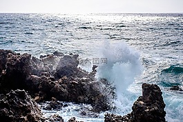波,水,石