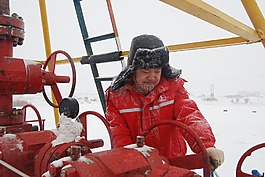石油工人,雪中,閥門