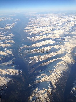 阿爾卑斯山,白雪皚皚的山峰,飛行