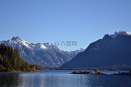 山,湖,藍(lán)色的天空