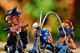 騎自行車的人,警方,控制