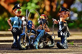 騎自行車的人,警方,控制