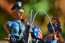騎自行車的人,警方,控制