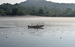 船民在雾,清晨,日出