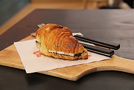 要羊角面包,咖啡,茶