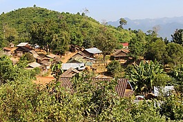 村,山,房子