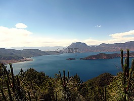 中國的云南,旅游藍(lán)天,綠樹環(huán)繞