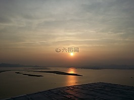 骆驼乔,多大浦,发光