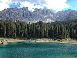湖 carezza,白云岩,森林