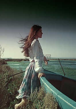 年輕女子,長長的頭發(fā),海