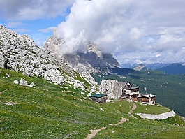 山,山上的小屋,白云巖