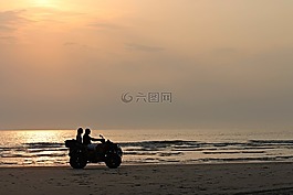 四,晚上,海灘