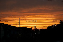 夜幕降临,本轮廓在镜子,肖