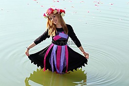 女孩,花圈,水