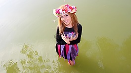 女孩,花圈,水