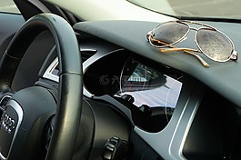 太陽(yáng)鏡,奧迪,方向盤