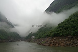云霧繚繞的山,三峽大壩,房子