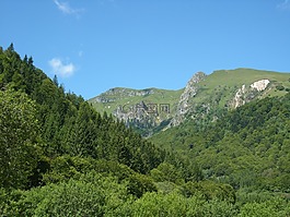 山,綠色,藍(lán)色的天空