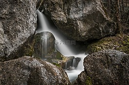 水,過獨身生活,河