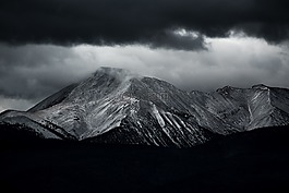 黑色和白色,黑暗,山