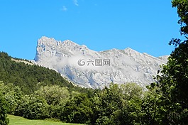 山,藍藍的天空,樹