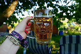 啤酒,半瓶啤酒,喝杯