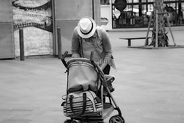 嬰兒小推車,帽子,人