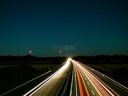 夜晚的天空,公路,光痕迹