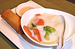 椰子的泰國湯,蔬菜春卷,咸味