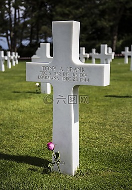 其余的一塊,墳?zāi)?第二次世界大戰(zhàn)