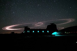 軍事運輸直升機,夜,地面