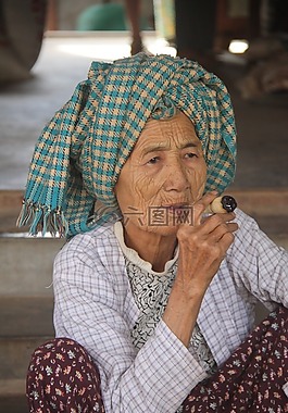 老,女,吸煙