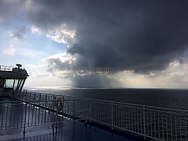 天星渡轮码头,厚厚的云层,雨