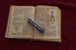 本書,手電筒,關閉