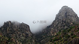 兩個山脈,霧,鋸齒狀