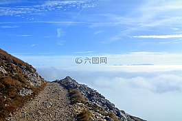 山,徑,霧