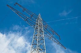 當(dāng)前,strommast,電源線