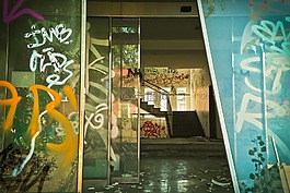 丟失的地方,建設(shè),離開